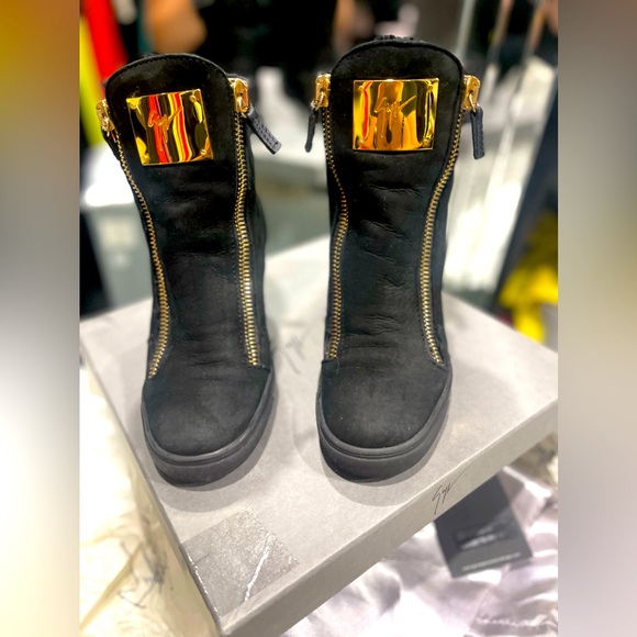 Giuseppe Zanotti shearling-lined boots with golden sided zippers and logo - Picture 1 of 8